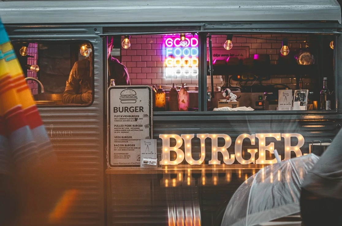 Kleine Burger für das Catering aus der Blechbüchse